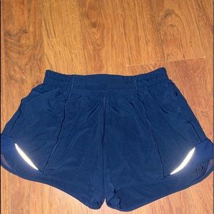 Lululemon navy 4' Hotty hots , size 4